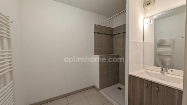 Appartement T3 lumineux avec balcon vue dégagée et 2 places de parking dans résidence sécurisée.