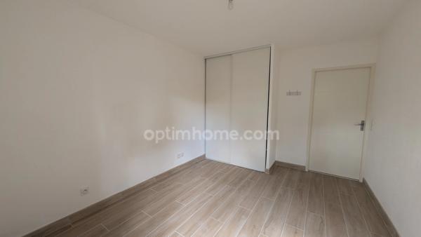 Appartement T3 lumineux avec balcon vue dégagée et 2 places de parking dans résidence sécurisée.
