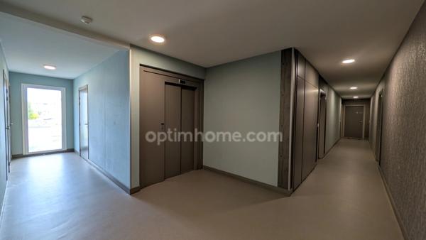 Appartement T3 lumineux avec balcon vue dégagée et 2 places de parking dans résidence sécurisée.