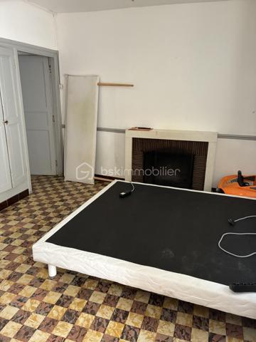 Je vous propose cette maison d’environ 130 m² habitables, située dans un secteur calme de Laure-Minervois.

Au rez-de-chaussée, vous découvrirez un espace de vie agréable composé d’un salon/salle à manger avec cheminée, d’une cuisine, ainsi que d’un WC indépendant.

À l’étage, la maison dispose de 3 chambres, dont une avec sa salle de bain privative, offrant confort et intimité. Une autre pièce pouvant faire office d'un bureau ou d'une  4-ème chambre .

✅ Maison habitable en l’état
🔨 Des travaux sont à prévoir afin de la moderniser et de révéler tout son potentiel
🌿 Environnement calme
💶 Taxe foncière faible

Une belle opportunité pour une famille ou un projet de rénovation, dans un village agréable du Minervois.

📞 Contactez-moi pour plus d’informations ou pour organiser une visite.