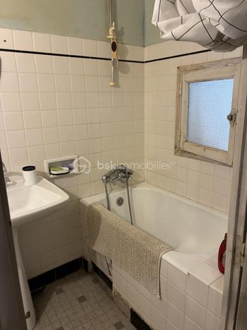 Je vous propose cette maison d’environ 130 m² habitables, située dans un secteur calme de Laure-Minervois.

Au rez-de-chaussée, vous découvrirez un espace de vie agréable composé d’un salon/salle à manger avec cheminée, d’une cuisine, ainsi que d’un WC indépendant.

À l’étage, la maison dispose de 3 chambres, dont une avec sa salle de bain privative, offrant confort et intimité. Une autre pièce pouvant faire office d'un bureau ou d'une  4-ème chambre .

✅ Maison habitable en l’état
🔨 Des travaux sont à prévoir afin de la moderniser et de révéler tout son potentiel
🌿 Environnement calme
💶 Taxe foncière faible

Une belle opportunité pour une famille ou un projet de rénovation, dans un village agréable du Minervois.

📞 Contactez-moi pour plus d’informations ou pour organiser une visite.