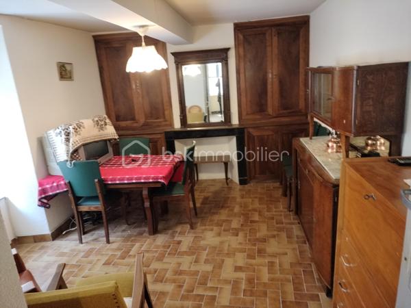 Je vous propose cette maison d’environ 130 m² habitables, située dans un secteur calme de Laure-Minervois.

Au rez-de-chaussée, vous découvrirez un espace de vie agréable composé d’un salon/salle à manger avec cheminée, d’une cuisine, ainsi que d’un WC indépendant.

À l’étage, la maison dispose de 3 chambres, dont une avec sa salle de bain privative, offrant confort et intimité. Une autre pièce pouvant faire office d'un bureau ou d'une  4-ème chambre .

✅ Maison habitable en l’état
🔨 Des travaux sont à prévoir afin de la moderniser et de révéler tout son potentiel
🌿 Environnement calme
💶 Taxe foncière faible

Une belle opportunité pour une famille ou un projet de rénovation, dans un village agréable du Minervois.

📞 Contactez-moi pour plus d’informations ou pour organiser une visite.