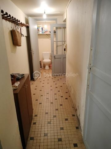 Je vous propose cette maison d’environ 130 m² habitables, située dans un secteur calme de Laure-Minervois.

Au rez-de-chaussée, vous découvrirez un espace de vie agréable composé d’un salon/salle à manger avec cheminée, d’une cuisine, ainsi que d’un WC indépendant.

À l’étage, la maison dispose de 3 chambres, dont une avec sa salle de bain privative, offrant confort et intimité. Une autre pièce pouvant faire office d'un bureau ou d'une  4-ème chambre .

✅ Maison habitable en l’état
🔨 Des travaux sont à prévoir afin de la moderniser et de révéler tout son potentiel
🌿 Environnement calme
💶 Taxe foncière faible

Une belle opportunité pour une famille ou un projet de rénovation, dans un village agréable du Minervois.

📞 Contactez-moi pour plus d’informations ou pour organiser une visite.
