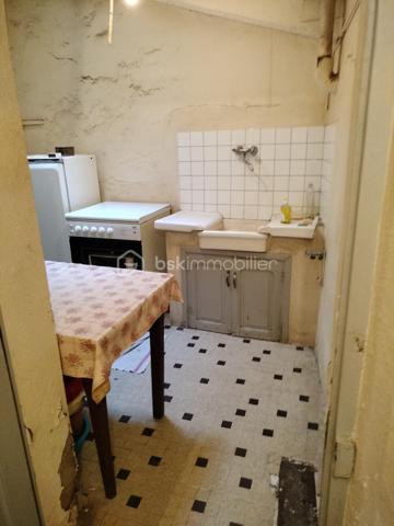 Je vous propose cette maison d’environ 130 m² habitables, située dans un secteur calme de Laure-Minervois.

Au rez-de-chaussée, vous découvrirez un espace de vie agréable composé d’un salon/salle à manger avec cheminée, d’une cuisine, ainsi que d’un WC indépendant.

À l’étage, la maison dispose de 3 chambres, dont une avec sa salle de bain privative, offrant confort et intimité. Une autre pièce pouvant faire office d'un bureau ou d'une  4-ème chambre .

✅ Maison habitable en l’état
🔨 Des travaux sont à prévoir afin de la moderniser et de révéler tout son potentiel
🌿 Environnement calme
💶 Taxe foncière faible

Une belle opportunité pour une famille ou un projet de rénovation, dans un village agréable du Minervois.

📞 Contactez-moi pour plus d’informations ou pour organiser une visite.