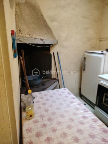 Je vous propose cette maison d’environ 130 m² habitables, située dans un secteur calme de Laure-Minervois.

Au rez-de-chaussée, vous découvrirez un espace de vie agréable composé d’un salon/salle à manger avec cheminée, d’une cuisine, ainsi que d’un WC indépendant.

À l’étage, la maison dispose de 3 chambres, dont une avec sa salle de bain privative, offrant confort et intimité. Une autre pièce pouvant faire office d'un bureau ou d'une  4-ème chambre .

✅ Maison habitable en l’état
🔨 Des travaux sont à prévoir afin de la moderniser et de révéler tout son potentiel
🌿 Environnement calme
💶 Taxe foncière faible

Une belle opportunité pour une famille ou un projet de rénovation, dans un village agréable du Minervois.

📞 Contactez-moi pour plus d’informations ou pour organiser une visite.