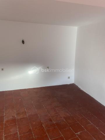 Je vous propose cette maison d’environ 130 m² habitables, située dans un secteur calme de Laure-Minervois.

Au rez-de-chaussée, vous découvrirez un espace de vie agréable composé d’un salon/salle à manger avec cheminée, d’une cuisine, ainsi que d’un WC indépendant.

À l’étage, la maison dispose de 3 chambres, dont une avec sa salle de bain privative, offrant confort et intimité. Une autre pièce pouvant faire office d'un bureau ou d'une  4-ème chambre .

✅ Maison habitable en l’état
🔨 Des travaux sont à prévoir afin de la moderniser et de révéler tout son potentiel
🌿 Environnement calme
💶 Taxe foncière faible

Une belle opportunité pour une famille ou un projet de rénovation, dans un village agréable du Minervois.

📞 Contactez-moi pour plus d’informations ou pour organiser une visite.