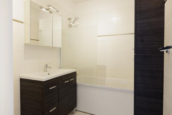 Paris (75019) Bassin de la Villette - 2 pièces de 50 m2 refait à neuf, une cave en sous-sol