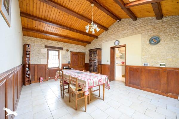 Maison à vendre |                                       Saint-Xandre |                                        9 pièces  |  204 m²