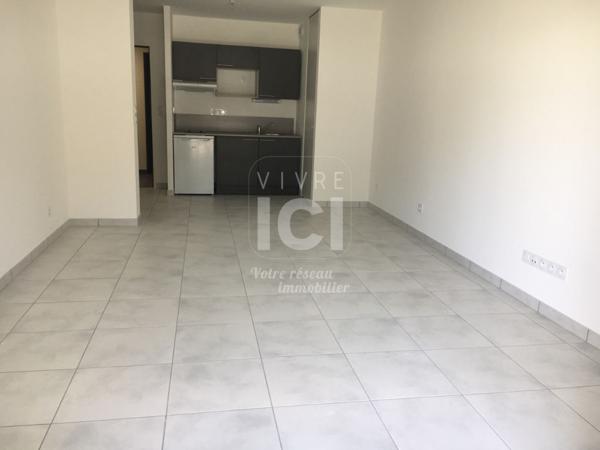 Appartement T2 de 43.13m² avec terrasse + stationnement - Centre ville TREILLIERES