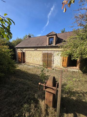 À environ 2 heures de la région parisienne et à seulement 15 minutes de L’Aigle et de sa gare, avec liaison vers Paris-Montparnasse, je vous propose cette charmante longère en pierres apparentes à restaurer. Vous retrouverez toutes les commodités au sein de la commune (commerce , école , pôle santé..)
Elle se compose, au rez-de-chaussée, d’un salon avec cheminée ouverte, d’une belle pièce de vie lumineuse, d’une salle d’eau avec WC ainsi que d’une chambre.
À l’étage, le grenier offre un beau potentiel d’aménagement et pourrait permettre de créer deux chambres supplémentaires ainsi qu’une salle de bains.
À l’extérieur, vous profiterez d’un agréable terrain arboré comprenant de nombreux arbres fruitiers, un puits et un garage. Une cave et un bûcher sont également accolés à la maison.
À prévoir : absence de système de chauffage ;assainissement individuel à remplacer ;travaux de restauration et d’aménagement à prévoir.
Une propriété offrant un beau potentiel pour les amateurs de rénovation, dans un environnement verdoyant.