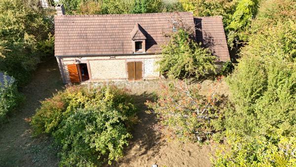 À environ 2 heures de la région parisienne et à seulement 15 minutes de L’Aigle et de sa gare, avec liaison vers Paris-Montparnasse, je vous propose cette charmante longère en pierres apparentes à restaurer. Vous retrouverez toutes les commodités au sein de la commune (commerce , école , pôle santé..)
Elle se compose, au rez-de-chaussée, d’un salon avec cheminée ouverte, d’une belle pièce de vie lumineuse, d’une salle d’eau avec WC ainsi que d’une chambre.
À l’étage, le grenier offre un beau potentiel d’aménagement et pourrait permettre de créer deux chambres supplémentaires ainsi qu’une salle de bains.
À l’extérieur, vous profiterez d’un agréable terrain arboré comprenant de nombreux arbres fruitiers, un puits et un garage. Une cave et un bûcher sont également accolés à la maison.
À prévoir : absence de système de chauffage ;assainissement individuel à remplacer ;travaux de restauration et d’aménagement à prévoir.
Une propriété offrant un beau potentiel pour les amateurs de rénovation, dans un environnement verdoyant.