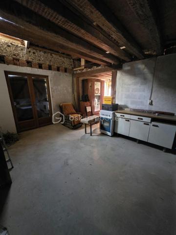 À environ 2 heures de la région parisienne et à seulement 15 minutes de L’Aigle et de sa gare, avec liaison vers Paris-Montparnasse, je vous propose cette charmante longère en pierres apparentes à restaurer. Vous retrouverez toutes les commodités au sein de la commune (commerce , école , pôle santé..)
Elle se compose, au rez-de-chaussée, d’un salon avec cheminée ouverte, d’une belle pièce de vie lumineuse, d’une salle d’eau avec WC ainsi que d’une chambre.
À l’étage, le grenier offre un beau potentiel d’aménagement et pourrait permettre de créer deux chambres supplémentaires ainsi qu’une salle de bains.
À l’extérieur, vous profiterez d’un agréable terrain arboré comprenant de nombreux arbres fruitiers, un puits et un garage. Une cave et un bûcher sont également accolés à la maison.
À prévoir : absence de système de chauffage ;assainissement individuel à remplacer ;travaux de restauration et d’aménagement à prévoir.
Une propriété offrant un beau potentiel pour les amateurs de rénovation, dans un environnement verdoyant.