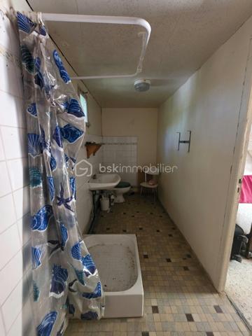 À environ 2 heures de la région parisienne et à seulement 15 minutes de L’Aigle et de sa gare, avec liaison vers Paris-Montparnasse, je vous propose cette charmante longère en pierres apparentes à restaurer. Vous retrouverez toutes les commodités au sein de la commune (commerce , école , pôle santé..)
Elle se compose, au rez-de-chaussée, d’un salon avec cheminée ouverte, d’une belle pièce de vie lumineuse, d’une salle d’eau avec WC ainsi que d’une chambre.
À l’étage, le grenier offre un beau potentiel d’aménagement et pourrait permettre de créer deux chambres supplémentaires ainsi qu’une salle de bains.
À l’extérieur, vous profiterez d’un agréable terrain arboré comprenant de nombreux arbres fruitiers, un puits et un garage. Une cave et un bûcher sont également accolés à la maison.
À prévoir : absence de système de chauffage ;assainissement individuel à remplacer ;travaux de restauration et d’aménagement à prévoir.
Une propriété offrant un beau potentiel pour les amateurs de rénovation, dans un environnement verdoyant.