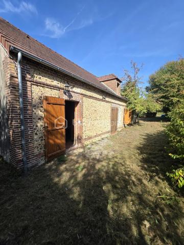 À environ 2 heures de la région parisienne et à seulement 15 minutes de L’Aigle et de sa gare, avec liaison vers Paris-Montparnasse, je vous propose cette charmante longère en pierres apparentes à restaurer. Vous retrouverez toutes les commodités au sein de la commune (commerce , école , pôle santé..)
Elle se compose, au rez-de-chaussée, d’un salon avec cheminée ouverte, d’une belle pièce de vie lumineuse, d’une salle d’eau avec WC ainsi que d’une chambre.
À l’étage, le grenier offre un beau potentiel d’aménagement et pourrait permettre de créer deux chambres supplémentaires ainsi qu’une salle de bains.
À l’extérieur, vous profiterez d’un agréable terrain arboré comprenant de nombreux arbres fruitiers, un puits et un garage. Une cave et un bûcher sont également accolés à la maison.
À prévoir : absence de système de chauffage ;assainissement individuel à remplacer ;travaux de restauration et d’aménagement à prévoir.
Une propriété offrant un beau potentiel pour les amateurs de rénovation, dans un environnement verdoyant.
