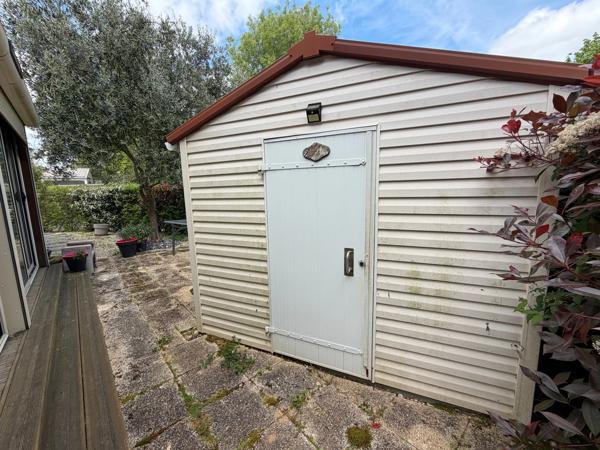 SAINT CYR EN TALMONDAIS (85) DANS RESIDENCE AVEC PISCINE CHALET BOIS 3 CHAMBRES AVEC VERANDA ET JARDIN