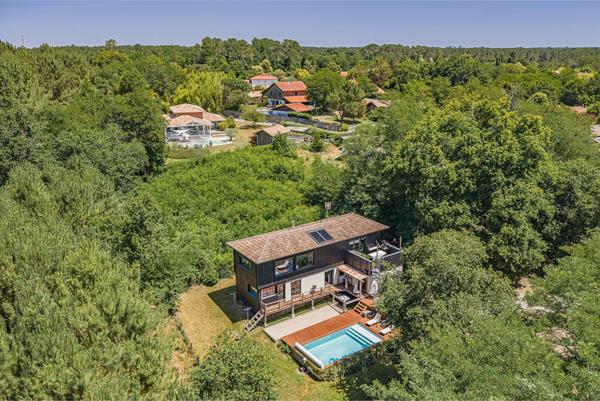 Maison d’Architecte inversée avec vue canopée