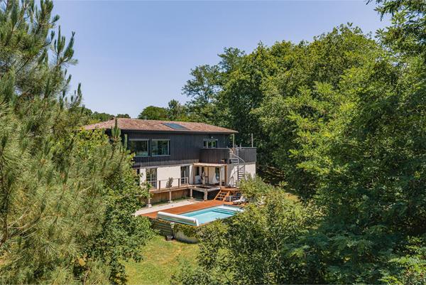 Maison d’Architecte inversée avec vue canopée