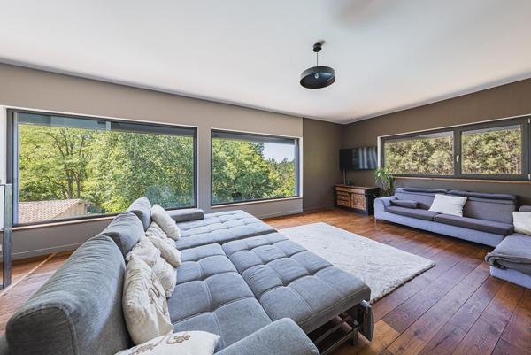 Maison d’Architecte inversée avec vue canopée
