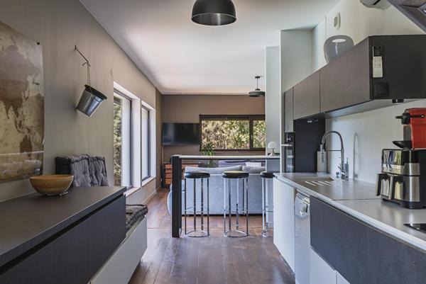Maison d’Architecte inversée avec vue canopée