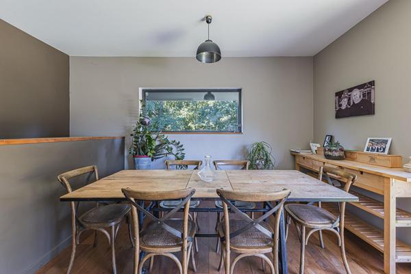 Maison d’Architecte inversée avec vue canopée