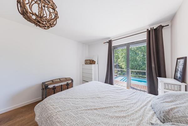 Maison d’Architecte inversée avec vue canopée