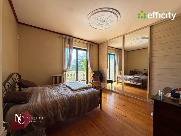 Maison
         5 pièces
        - 157 m² Bien prestige 690 000 € *
