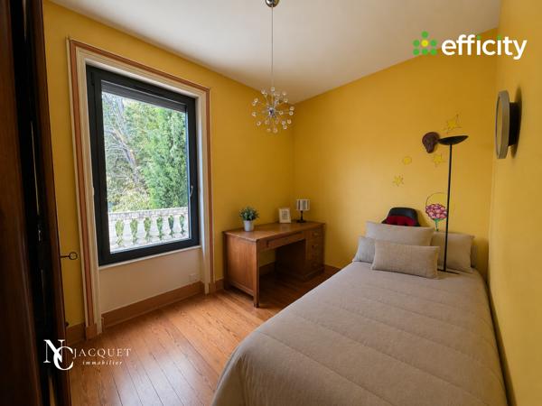 Maison
         5 pièces
        - 157 m² Bien prestige 690 000 € *