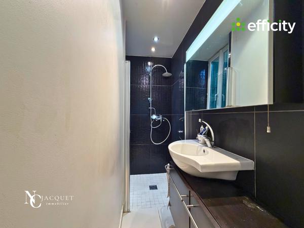 Maison
         5 pièces
        - 157 m² Bien prestige 690 000 € *