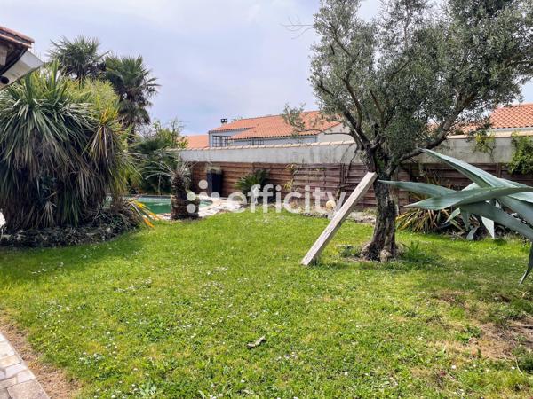 Maison
         7 pièces
        - 204 m² 630 000 € *