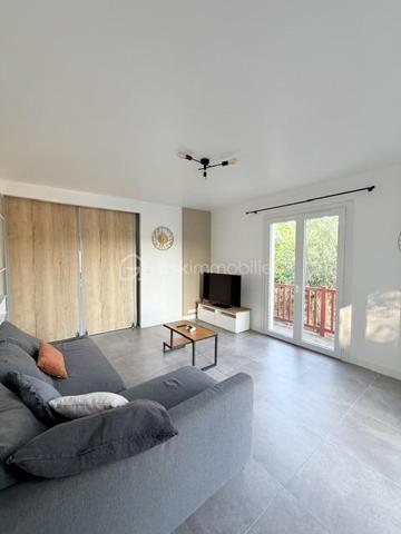 Spacieux T2 de 67,71 m² situé au 1er étage d’une belle maison de style basque des années 1980, divisée en 5 logements. 

Ce bien se distingue par ses beaux volumes et son potentiel d’aménagement : un réagencement permettrait de créer facilement un confortable T3.

L’appartement est en parfait état et ne nécessite aucuns travaux pour un T2. La salle d’eau a récemment été rénovée avec des matériaux de qualité. 

Vous profiterez également d’une spacieuse terrasse en bois, agrémentée d’un garde-corps en bois exotique Iroko changé en 2020, idéale pour profiter pleinement des beaux jours. 

Côté stationnement, deux places de parking privatives sont incluses, avec une superficie permettant aisément d’y stationner jusqu’à trois véhicules. 

La copropriété, composée de 5 logements, bénéficie de faibles charges. Un bien rare offrant de beaux volumes, un extérieur agréable, du stationnement privatif et un potentiel d’évolution en T3, le tout dans une maison pleine de charme au style basque.