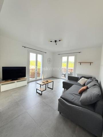 Spacieux T2 de 67,71 m² situé au 1er étage d’une belle maison de style basque des années 1980, divisée en 5 logements. 

Ce bien se distingue par ses beaux volumes et son potentiel d’aménagement : un réagencement permettrait de créer facilement un confortable T3.

L’appartement est en parfait état et ne nécessite aucuns travaux pour un T2. La salle d’eau a récemment été rénovée avec des matériaux de qualité. 

Vous profiterez également d’une spacieuse terrasse en bois, agrémentée d’un garde-corps en bois exotique Iroko changé en 2020, idéale pour profiter pleinement des beaux jours. 

Côté stationnement, deux places de parking privatives sont incluses, avec une superficie permettant aisément d’y stationner jusqu’à trois véhicules. 

La copropriété, composée de 5 logements, bénéficie de faibles charges. Un bien rare offrant de beaux volumes, un extérieur agréable, du stationnement privatif et un potentiel d’évolution en T3, le tout dans une maison pleine de charme au style basque.