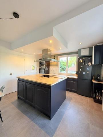 Spacieux T2 de 67,71 m² situé au 1er étage d’une belle maison de style basque des années 1980, divisée en 5 logements. 

Ce bien se distingue par ses beaux volumes et son potentiel d’aménagement : un réagencement permettrait de créer facilement un confortable T3.

L’appartement est en parfait état et ne nécessite aucuns travaux pour un T2. La salle d’eau a récemment été rénovée avec des matériaux de qualité. 

Vous profiterez également d’une spacieuse terrasse en bois, agrémentée d’un garde-corps en bois exotique Iroko changé en 2020, idéale pour profiter pleinement des beaux jours. 

Côté stationnement, deux places de parking privatives sont incluses, avec une superficie permettant aisément d’y stationner jusqu’à trois véhicules. 

La copropriété, composée de 5 logements, bénéficie de faibles charges. Un bien rare offrant de beaux volumes, un extérieur agréable, du stationnement privatif et un potentiel d’évolution en T3, le tout dans une maison pleine de charme au style basque.