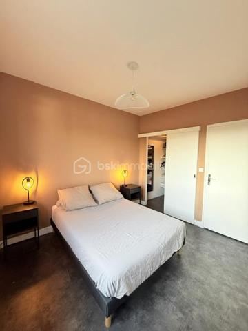 Spacieux T2 de 67,71 m² situé au 1er étage d’une belle maison de style basque des années 1980, divisée en 5 logements. 

Ce bien se distingue par ses beaux volumes et son potentiel d’aménagement : un réagencement permettrait de créer facilement un confortable T3.

L’appartement est en parfait état et ne nécessite aucuns travaux pour un T2. La salle d’eau a récemment été rénovée avec des matériaux de qualité. 

Vous profiterez également d’une spacieuse terrasse en bois, agrémentée d’un garde-corps en bois exotique Iroko changé en 2020, idéale pour profiter pleinement des beaux jours. 

Côté stationnement, deux places de parking privatives sont incluses, avec une superficie permettant aisément d’y stationner jusqu’à trois véhicules. 

La copropriété, composée de 5 logements, bénéficie de faibles charges. Un bien rare offrant de beaux volumes, un extérieur agréable, du stationnement privatif et un potentiel d’évolution en T3, le tout dans une maison pleine de charme au style basque.