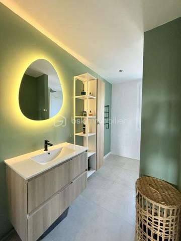 Spacieux T2 de 67,71 m² situé au 1er étage d’une belle maison de style basque des années 1980, divisée en 5 logements. 

Ce bien se distingue par ses beaux volumes et son potentiel d’aménagement : un réagencement permettrait de créer facilement un confortable T3.

L’appartement est en parfait état et ne nécessite aucuns travaux pour un T2. La salle d’eau a récemment été rénovée avec des matériaux de qualité. 

Vous profiterez également d’une spacieuse terrasse en bois, agrémentée d’un garde-corps en bois exotique Iroko changé en 2020, idéale pour profiter pleinement des beaux jours. 

Côté stationnement, deux places de parking privatives sont incluses, avec une superficie permettant aisément d’y stationner jusqu’à trois véhicules. 

La copropriété, composée de 5 logements, bénéficie de faibles charges. Un bien rare offrant de beaux volumes, un extérieur agréable, du stationnement privatif et un potentiel d’évolution en T3, le tout dans une maison pleine de charme au style basque.