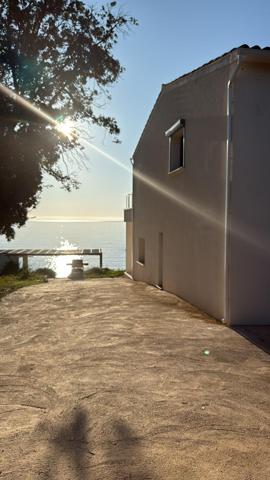 Villa d'environ 320 m2 au bord de l'eau