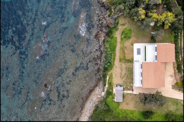 Villa d'environ 320 m2 au bord de l'eau