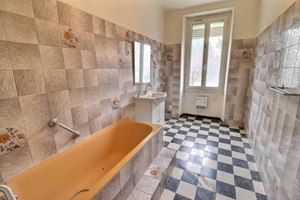 A VENDRE Entraigues Sur La Sorgue, ensemble immobilier 215 m²