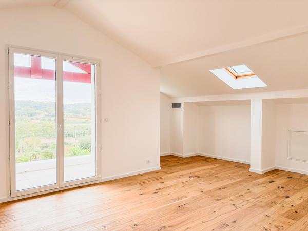 Maison
                                                                                                                                                                                                                                                                                                                        7 pièce(s)                                                                                                                                                                                                          5 chambre(s)                                                                                                                                                                                                          265  m²