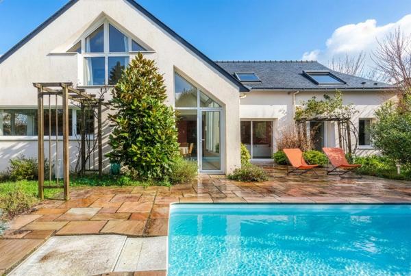 Villa d’architecte dans son écrin de verdure