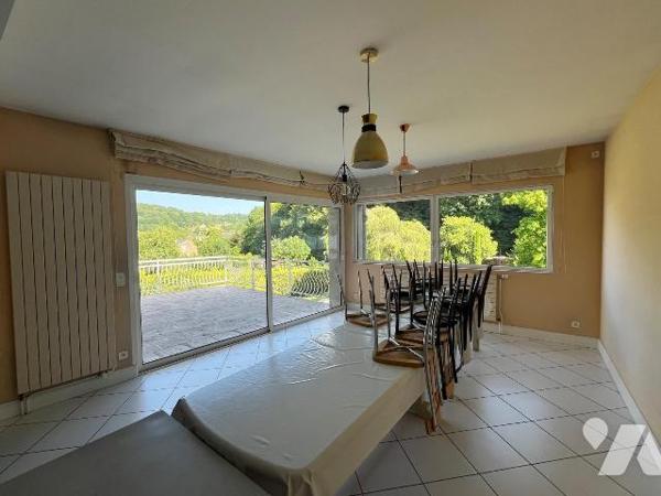 Nouveau mandat, superbe maison de caractère située sur la commune de Haraucourt composé comme s...