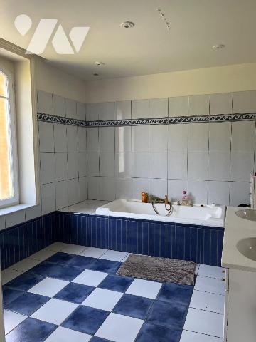 Nouveau mandat, superbe maison de caractère située sur la commune de Haraucourt composé comme s...