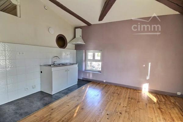 APPARTEMENT F2 bis au 2ème étage,de 50.44 m2 en très bon état.