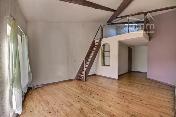 APPARTEMENT F2 bis au 2ème étage,de 50.44 m2 en très bon état.