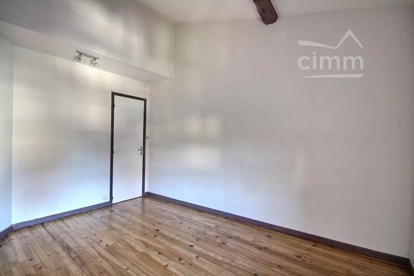 APPARTEMENT F2 bis au 2ème étage,de 50.44 m2 en très bon état.
