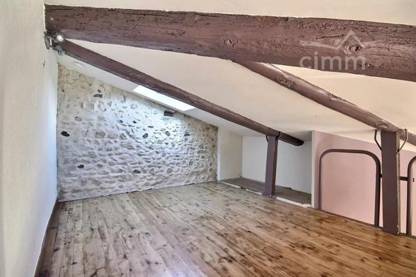 APPARTEMENT F2 bis au 2ème étage,de 50.44 m2 en très bon état.