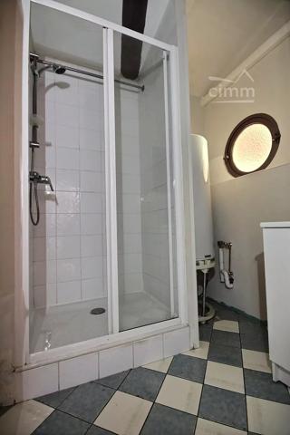 APPARTEMENT F2 bis au 2ème étage,de 50.44 m2 en très bon état.