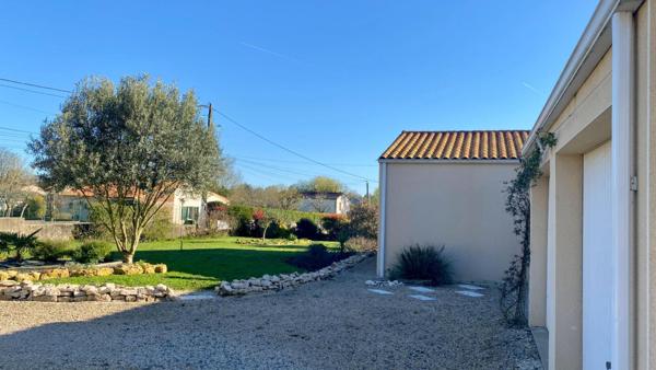 Maison plain-pied 118 m², 4 ch- 1 500 m² terrain-PAC 2022 -12 min Niort ? 79370