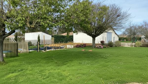 Maison plain-pied 118 m², 4 ch- 1 500 m² terrain-PAC 2022 -12 min Niort ? 79370