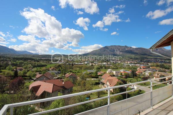 Laissez-vous séduire par cette magnifique maison de caractère, entièrement rénovée avec goût, nichée dans un environnement préservé où la nature est reine.
Dès votre arrivée, le panorama spectaculaire sur les montagnes du Dévoluy vous offre un véritable sentiment de liberté et de sérénité.
✨ Les atouts du bien
🏡 Maison entièrement rénovée alliant le charme de l'ancien et le confort moderne
🌄 Vue panoramique exceptionnelle sur les montagnes
🌳 Terrain offrant calme, intimité et un environnement naturel privilégié
🔥 Poêle à bois pour des soirées chaleureuses
🪵 Poutres apparentes et matériaux nobles
🍽️ Grande pièce de vie conviviale avec cuisine ouverte
🛋️ Salon lumineux
🛏️ Chambre confortable
🚿 Salle d'eau moderne
🚗 Nombreuses possibilités de stationnement

💡 Un véritable potentiel d'évolution
Le niveau inférieur, actuellement utilisé comme espace de stockage et d'atelier, est entièrement inexploité.
Il offre un fort potentiel d'aménagement selon vos envies :
🏠 Création d'une surface habitable supplémentaire
🛌 Chambres complémentaires
🎮 Salle de jeux
🎬 Salle cinéma
💪 Salle de sport
🧖 Espace bien-être
🛠️ Atelier ou espace professionnel
Une opportunité rare de faire évoluer cette propriété selon votre projet de vie.

🌿 Un environnement privilégié
Vous profiterez d'un cadre exceptionnel, entre forêts, montagnes et grands espaces.
Idéal pour :
🥾 Les amoureux de la randonnée
🚵 Les passionnés de VTT
⛷️ Les amateurs de sports d'hiver
🌞 Une résidence principale au calme
🏡 Une résidence secondaire
💼 Un investissement locatif touristique

📞 Une visite s'impose pour découvrir tout le potentiel et le charme de cette propriété unique.