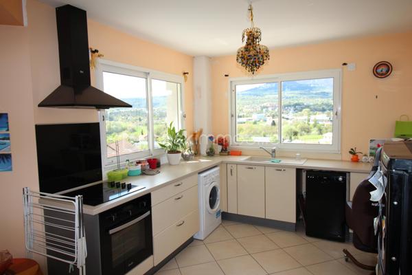 Laissez-vous séduire par cette magnifique maison de caractère, entièrement rénovée avec goût, nichée dans un environnement préservé où la nature est reine.
Dès votre arrivée, le panorama spectaculaire sur les montagnes du Dévoluy vous offre un véritable sentiment de liberté et de sérénité.
✨ Les atouts du bien
🏡 Maison entièrement rénovée alliant le charme de l'ancien et le confort moderne
🌄 Vue panoramique exceptionnelle sur les montagnes
🌳 Terrain offrant calme, intimité et un environnement naturel privilégié
🔥 Poêle à bois pour des soirées chaleureuses
🪵 Poutres apparentes et matériaux nobles
🍽️ Grande pièce de vie conviviale avec cuisine ouverte
🛋️ Salon lumineux
🛏️ Chambre confortable
🚿 Salle d'eau moderne
🚗 Nombreuses possibilités de stationnement

💡 Un véritable potentiel d'évolution
Le niveau inférieur, actuellement utilisé comme espace de stockage et d'atelier, est entièrement inexploité.
Il offre un fort potentiel d'aménagement selon vos envies :
🏠 Création d'une surface habitable supplémentaire
🛌 Chambres complémentaires
🎮 Salle de jeux
🎬 Salle cinéma
💪 Salle de sport
🧖 Espace bien-être
🛠️ Atelier ou espace professionnel
Une opportunité rare de faire évoluer cette propriété selon votre projet de vie.

🌿 Un environnement privilégié
Vous profiterez d'un cadre exceptionnel, entre forêts, montagnes et grands espaces.
Idéal pour :
🥾 Les amoureux de la randonnée
🚵 Les passionnés de VTT
⛷️ Les amateurs de sports d'hiver
🌞 Une résidence principale au calme
🏡 Une résidence secondaire
💼 Un investissement locatif touristique

📞 Une visite s'impose pour découvrir tout le potentiel et le charme de cette propriété unique.